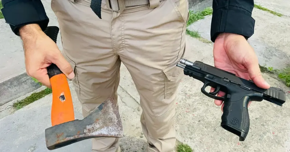 Polícia deflagra operação em bairro de Feira e apreende machadinha usada para tortura de vítimas