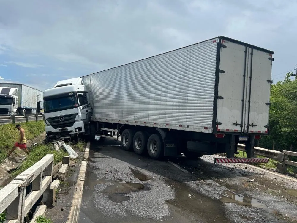 Caminhão derrapa na Curva do Cavaco, sentido Feira de Santana - Santo Estêvão 