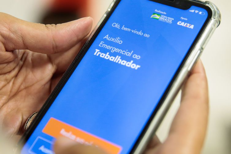 Sobe para 44% o percentual de domicílios beneficiados com o Auxílio Emergencial no país, aponta IBGE