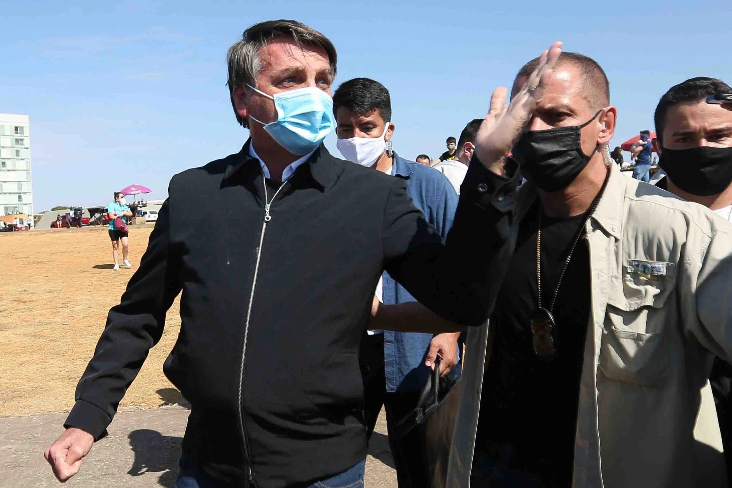 Perguntado sobre Queiroz, Bolsonaro diz ter vontade de dar 