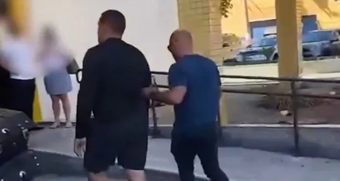 Gerente do Comando Vermelho é preso curtindo praia paradisíaca com sombreiro do Flamengo; veja vídeo