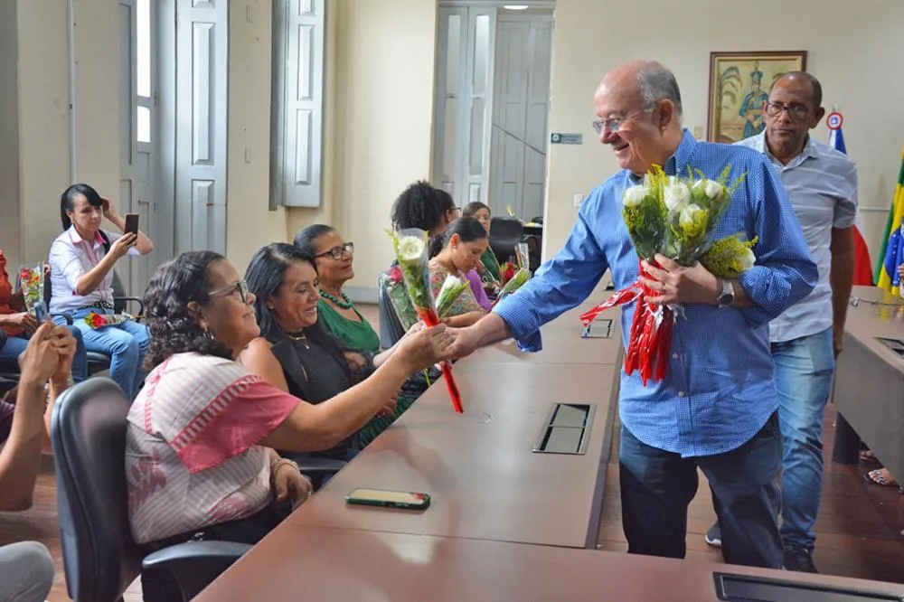 Prefeito homenageia servidoras em comemoração ao Dia Internacional da Mulher