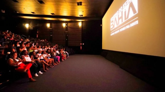 Governo do Estado promove sessão especial de “Ainda Estou Aqui” para servidoras, catadoras e ambulantes que atuaram no Carnaval