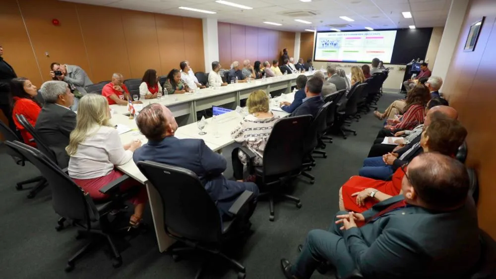 Estado e APLB formalizam acordo de reajuste salarial para professores da Educação Básica da Bahia