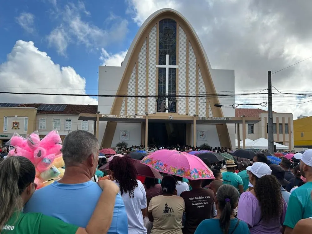Multidão de fiéis participam da Caminhada do Perdão 2025