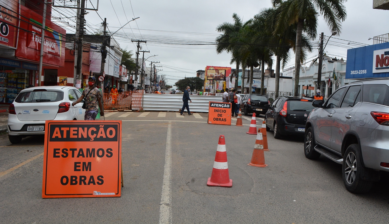 Novo Centro: Motoristas devem prestar atenção na sinalização de obras em ruas interditadas
