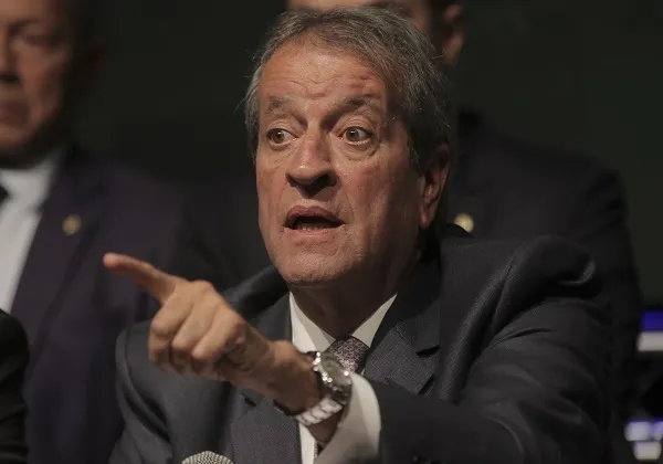 Valdemar da Costa Neto recupera passaporte, celular e relógios