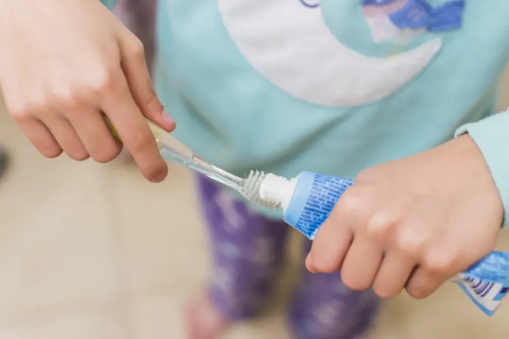 Anvisa faz alerta para uso de creme dental após suspender produto