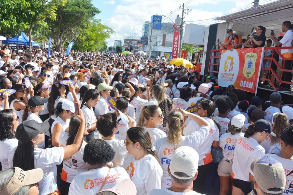 Prefeito elogia caminhada de combate à violência contra as mulheres