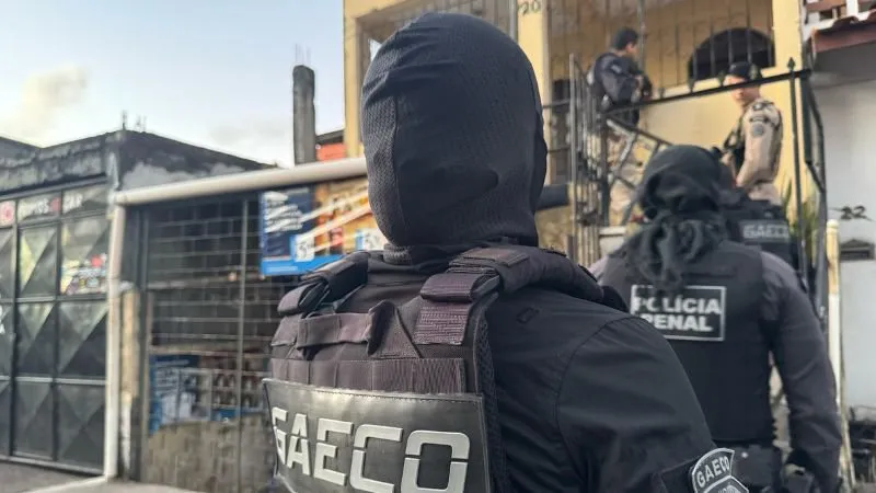 Policial penal acusado de cobrar propinas de detentos é alvo de operação em Salvador