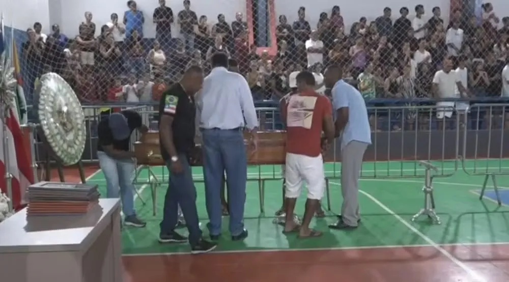 Velório coletivo marca a despedida de 10 vítimas da batida entre van e carreta na Bahia