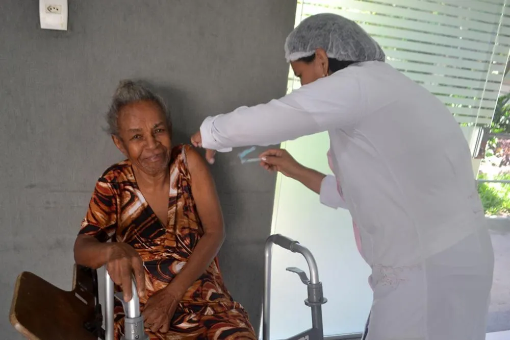 Mais de 1.600 pessoas são vacinadas contra a gripe no primeiro dia da campanha