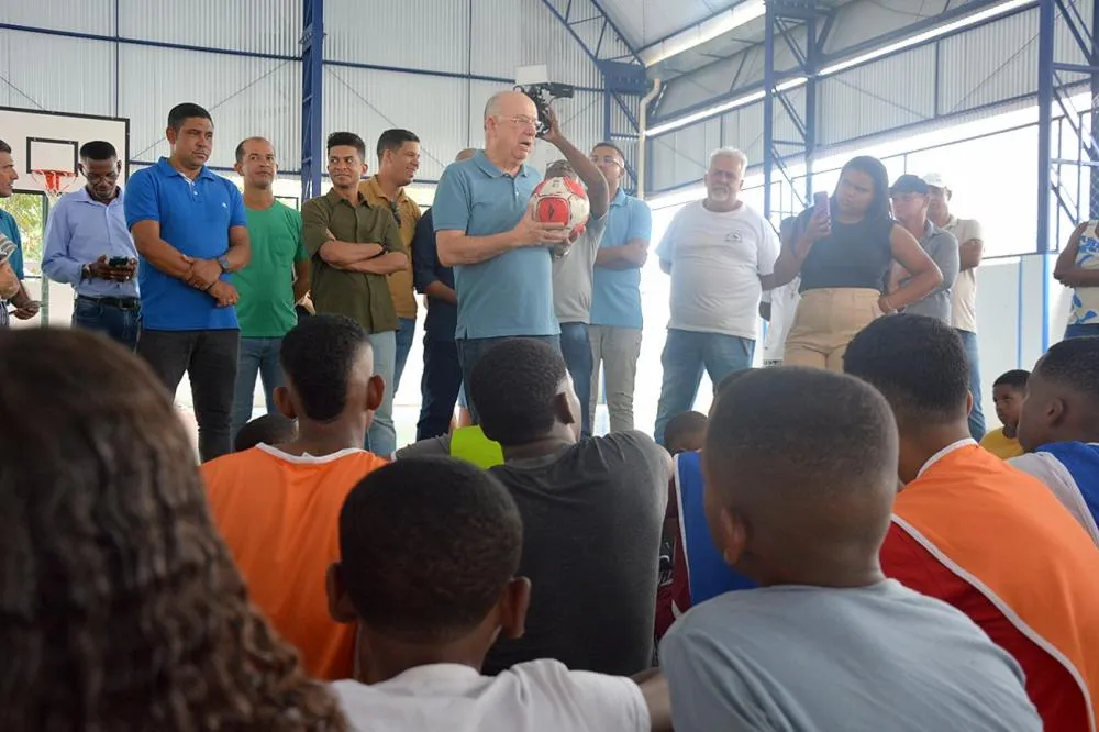 José Ronaldo entrega quadra poliesportiva de escola municipal em Bonfim de Feira