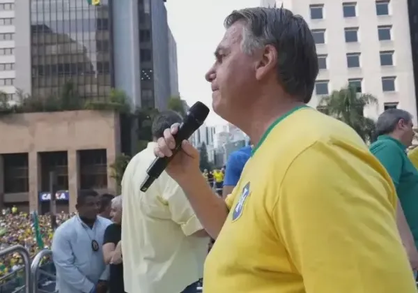 Bolsonaro nega tentativa de golpe e defende “ajuda externa” durante ato em São Paulo