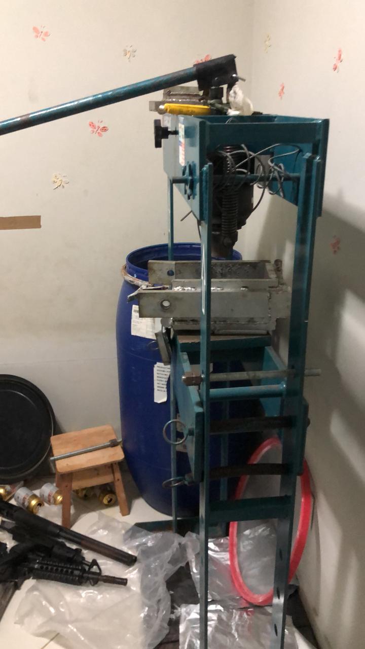 Jovem preso com metralhadora, fuzil e 92 kg de drogas