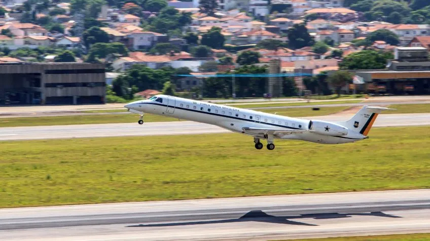 Governo empresta aviões da FAB ao STF e põe lista de passageiros em sigilo por 5 anos