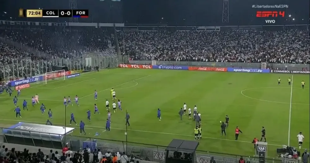 Jogo entre Colo-Colo x Fortaleza pela Libertadores é cancelado após invasão em Santiago; veja registros