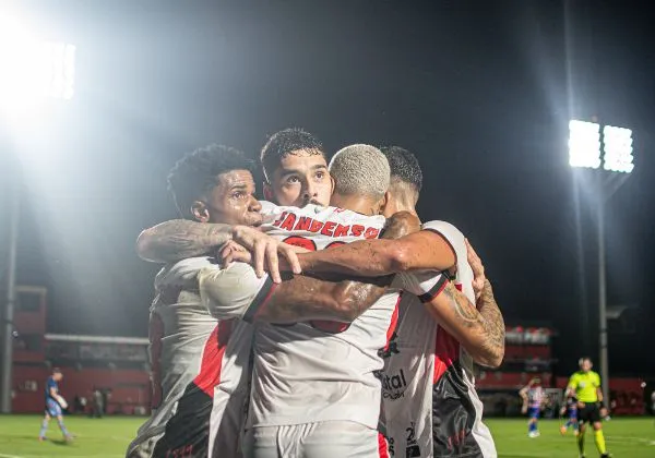 No Barradão, Vitória bate o Fortaleza e vence a primeira no Campeonato Brasileiro