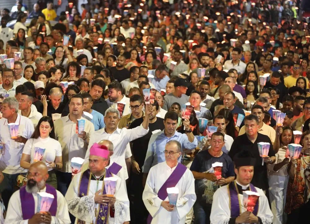 Jerônimo Rodrigues participa de missa e acompanha a tradicional Procissão do Fogaréu, em Serrinha