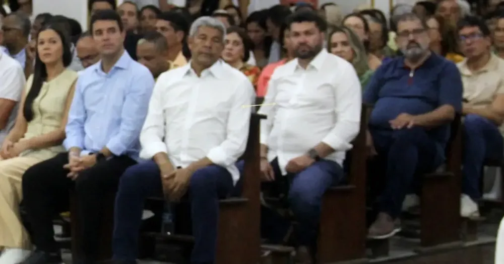 Deputado aparece ao lado de governador em celebração e ignora críticas internas de partido