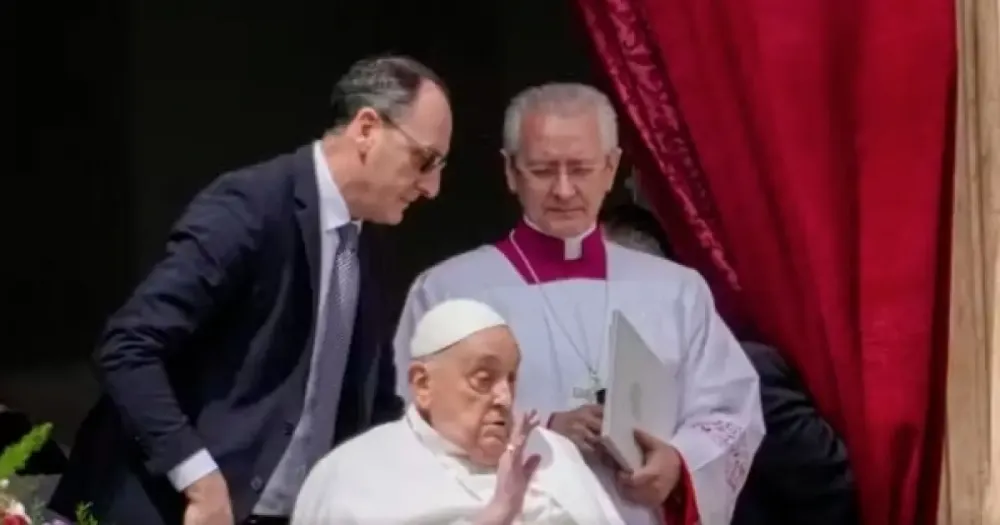Papa Francisco fez última aparição no Domingo de Páscoa e arrancou aplausos de multidão; veja vídeo