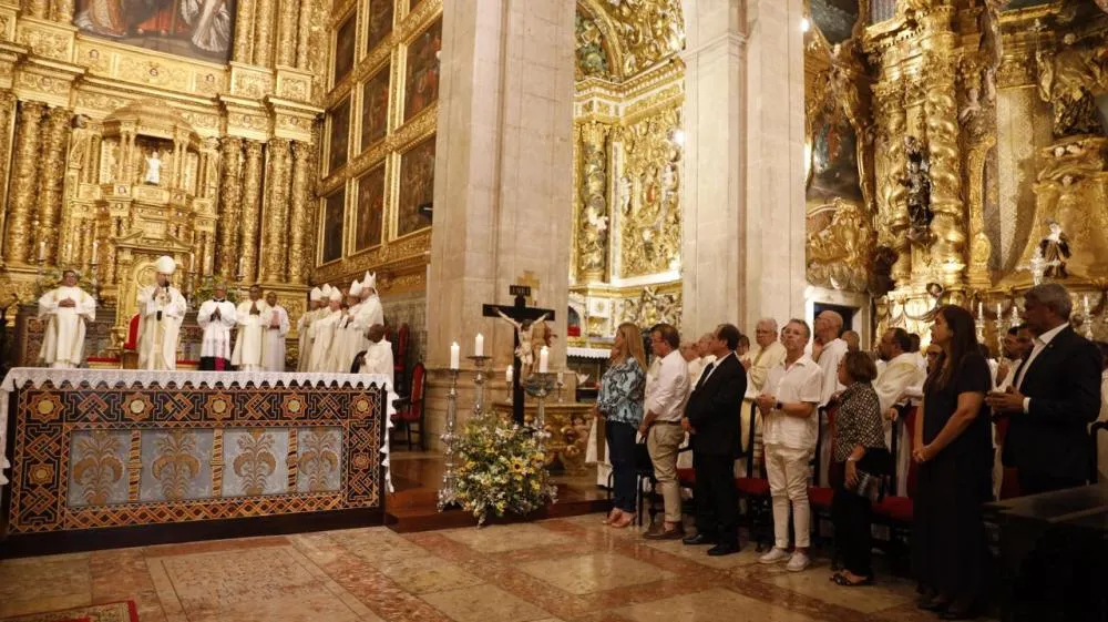 Governador Jerônimo Rodrigues participa de missa em sufrágio da alma do papa Francisco