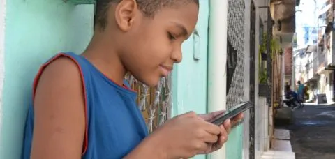 Mortes por desafios online acendem alerta: pediatras e famílias pedem vigilância