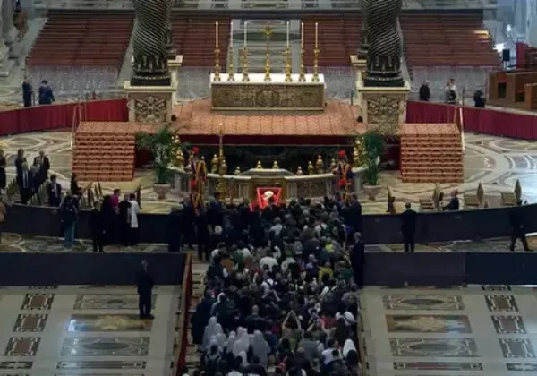 Fiéis se despedem do papa Francisco em velório na Basílica de São Pedro