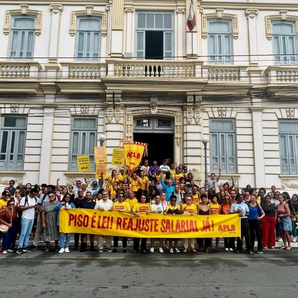 Em defesa da escola pública, trabalhadores em educação da Rede Estadual e Municipal paralisam atividades em Feira de Santana