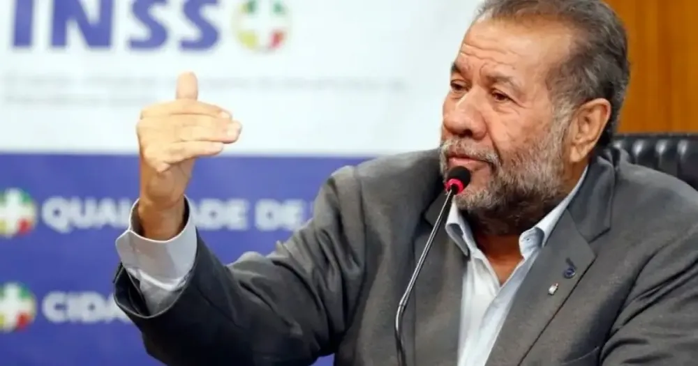 Carlos Lupi mantém agenda na Bahia para possível adesão do PDT ao governo Jerônimo em meio à crise do INSS