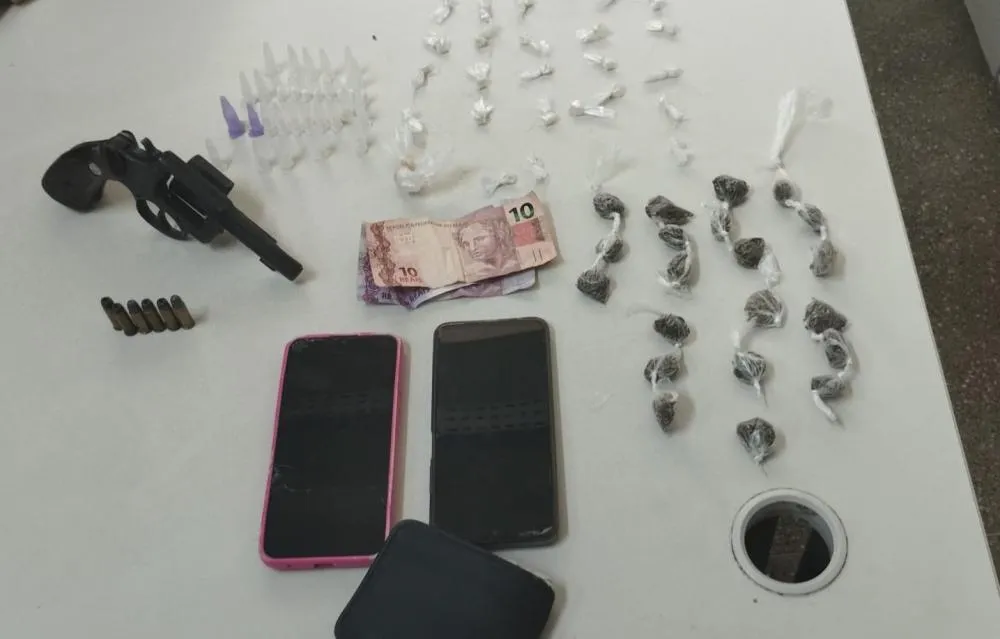 PM apreende arma, drogas e motocicleta irregular em Saubara