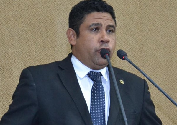 'Continuo deputado', esclarece Pastor Tom após publicação de cassação do mandato