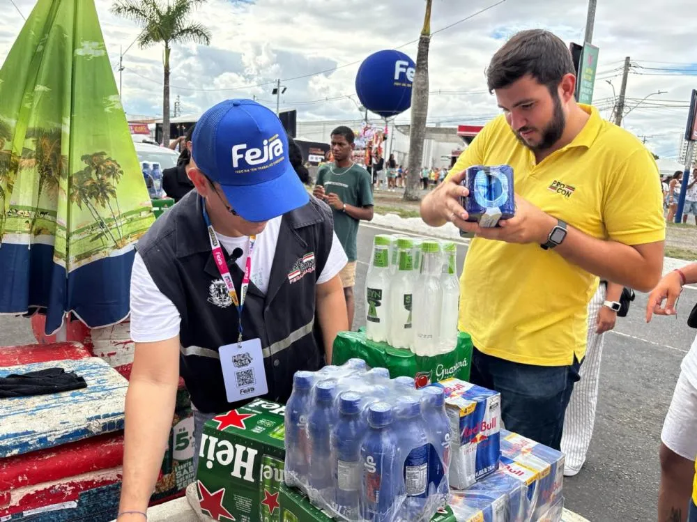 Procon descarta alimentos e bebidas vencidos no primeiro dia da Micareta de Feira