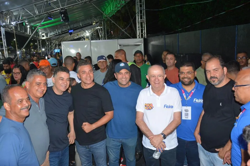 José Ronaldo visita camarote da Câmara e samba com vereadores e majestades da Micareta