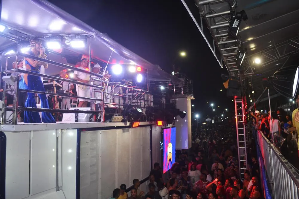 Revelação da Micareta de Feira, Cláudia Leitte comemora 30 anos agitando os foliões