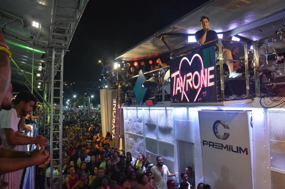 Romantismo de Tayrone contagia o circuito Maneca Ferreira na segunda noite da Micareta