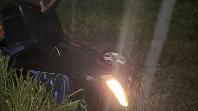 Carro com cantor de pagode baiano capota na BR-324