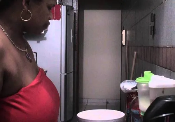 Maioria das domésticas no Brasil é mulher negra, chefe de família e mãe solo, diz pesquisa