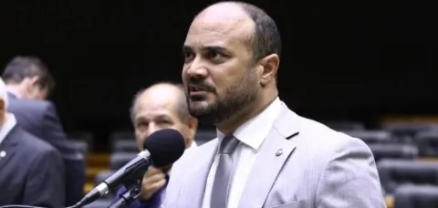 Alden mira Rui e propõe CPI dos Respiradores na Câmara