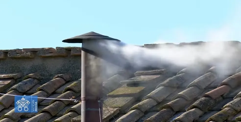 Habemus Papam: fumaça branca sai da chaminé da Capela Sistina, e Igreja Católica elege novo papa