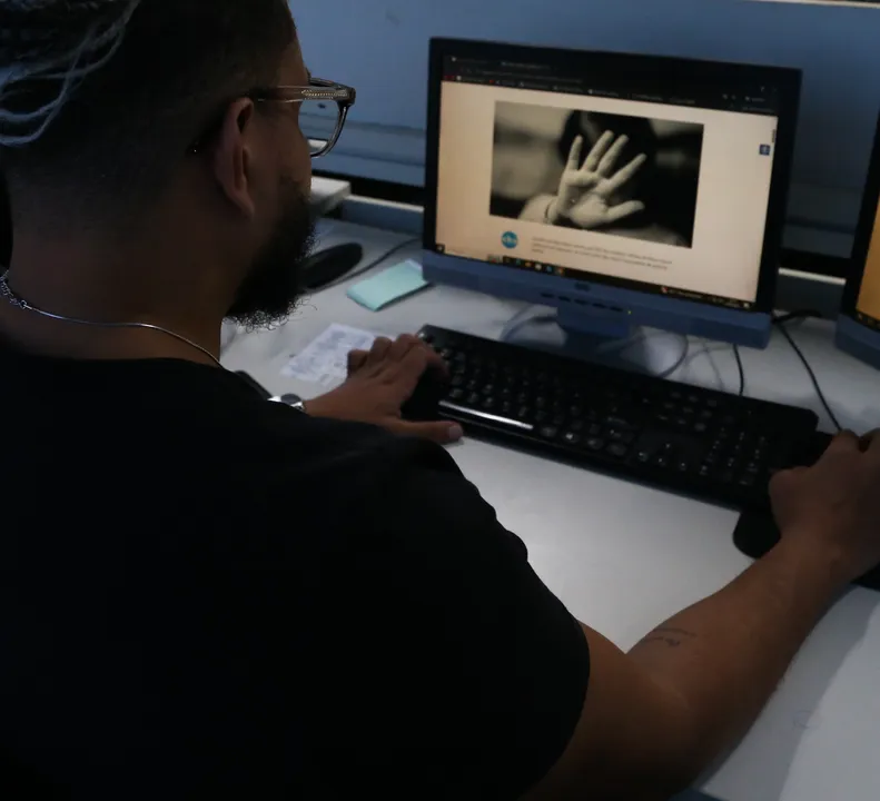 Perigo no mundo real e virtual: famílias podem prevenir crimes sexuais