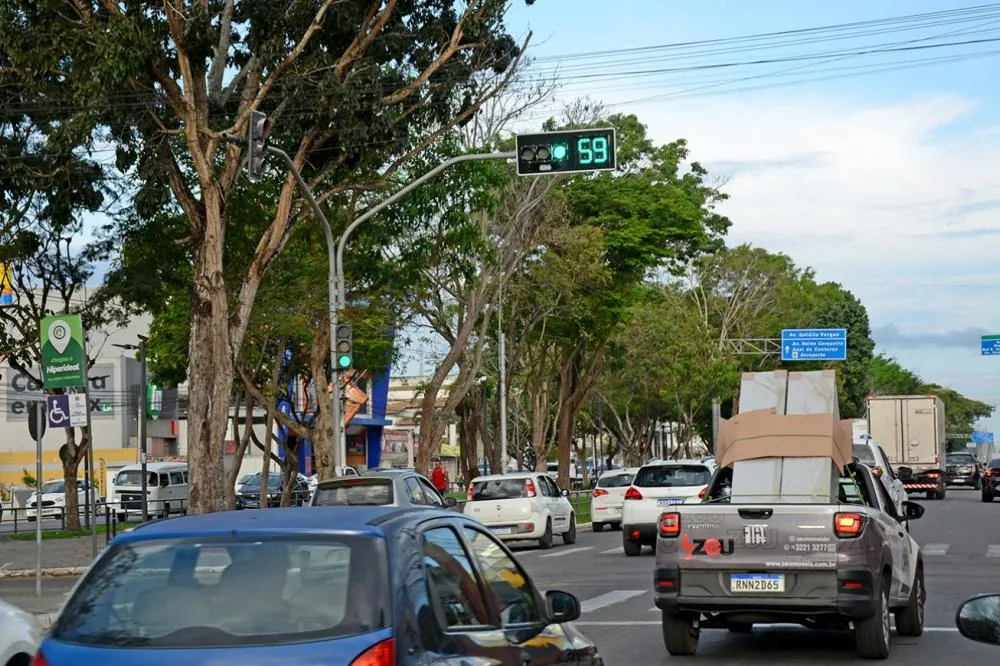 Novos semáforos deixarão o trânsito mais seguro e eficiente, afirma superintendente da SMT