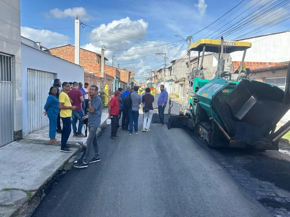 José Ronaldo acompanha início da pavimentação da Rua do Ouvirdor, no Tomba 