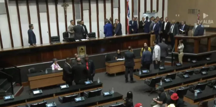 Servidores da Justiça invadem o plenário da Alba e travam a sessão