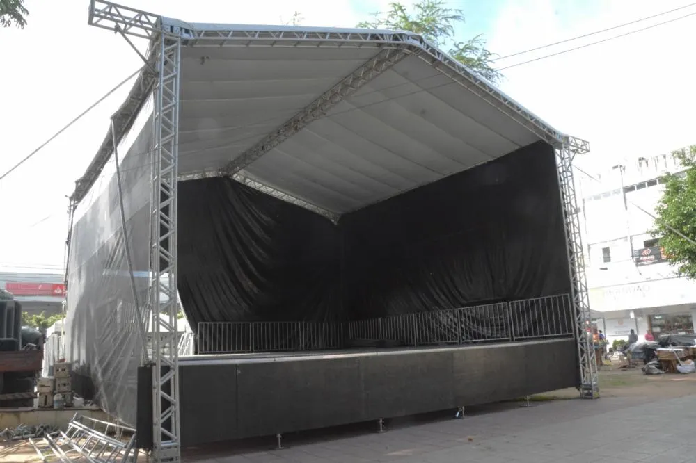 Palco do Arraiá do Comércio está montado e cidade já respira clima de festejos juninos