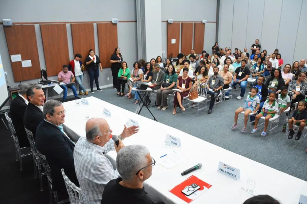 Fórum discute desenvolvimento sustentável e ensino de inglês na rede pública de Feira de Santana