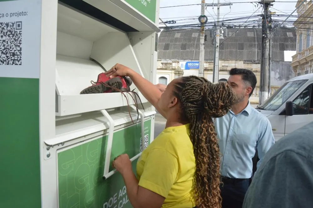 Feirenses poderão doar roupas e sapatos em contêiner no estacionamento da Prefeitura