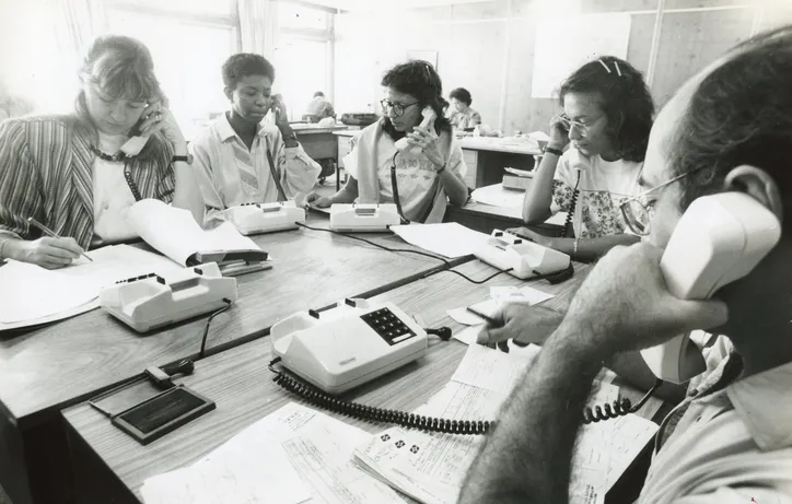 Equipe de recenseadores fazem entrevistas por telefone durante o Censo - Foto: Wilson Besnosik / Cedoc A TARDE / 06-09-1991