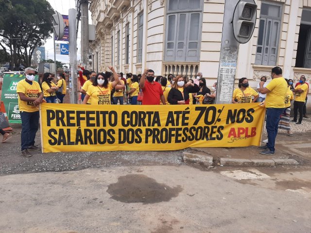 APLB Feira realiza manifestação na Secretaria Municipal de Educação contra corte salarial