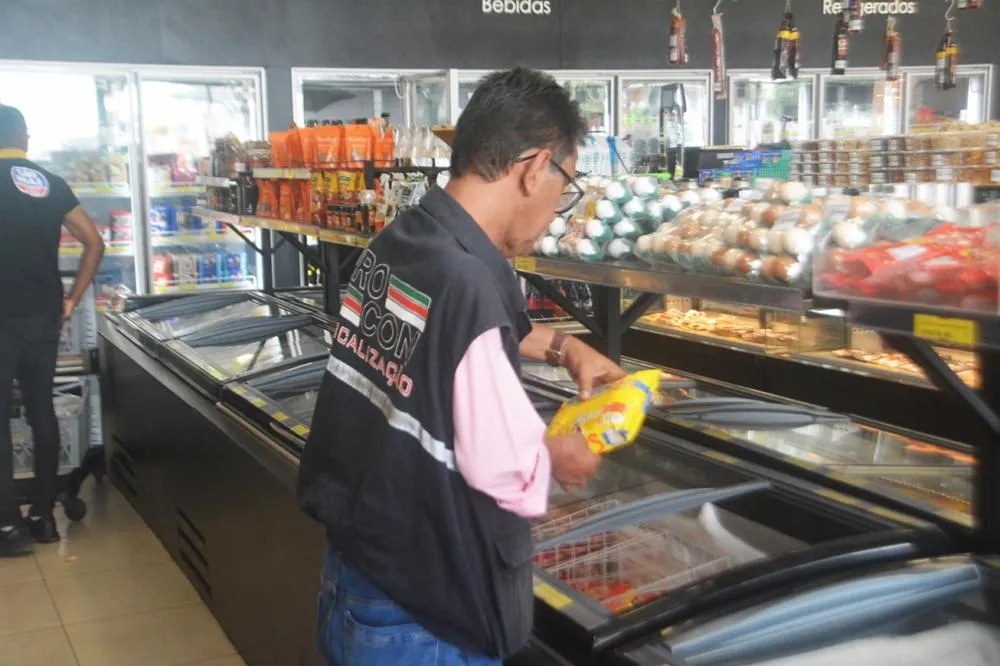 Procon fiscaliza delicatessens em Feira de Santana e encontra produtos vencidos em nove estabelecimentos